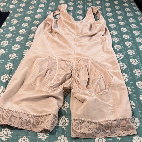 Amazon Cream Lace Shapewear - Picture 4 of 5